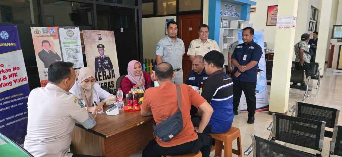 MUKL Pelayanan Kesehatan untuk Wajib Pajak di Kantor Samsat Sampang