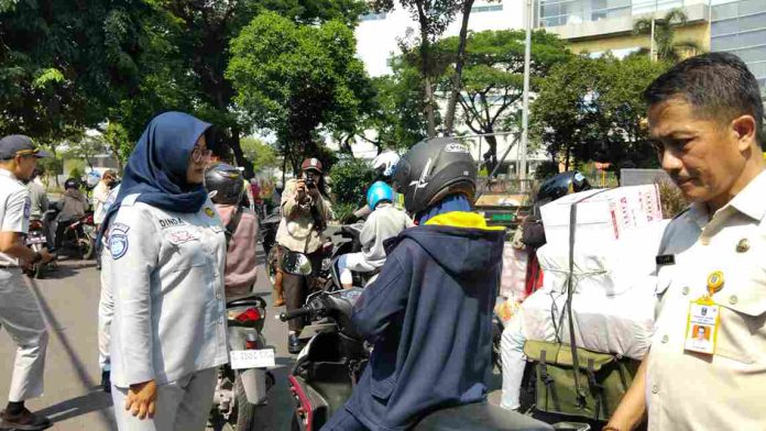 OPERASI GABUNGAN SAMSAT SURABAYA UTARA EDUKASI DAN TEGURAN MASYARKAT UNTUK TERTIB DAN TAAT PAJAK  