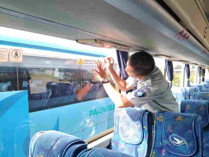 Tingkatkan Keselamatan Angkutan Penumpang Umum Jasa Raharja Surabaya Pasang Stiker Imbauan di Armada Bus