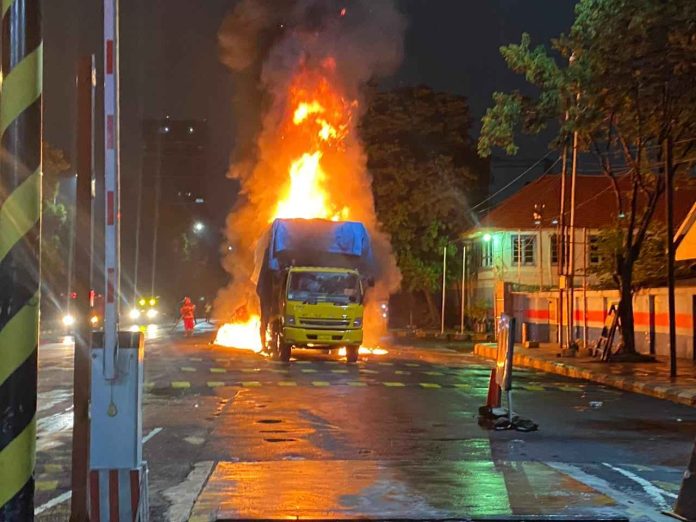 ‘Blai Slamet’ Truk Muatan KM Dharma Kartika 2 Terbakar di Gate Saat Embarkasi 