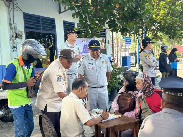 Tim SAMSAT Ngawi Gelar Operasi Gabungan Sosialisasikan Tertib Pajak Kendaraan Bermotor