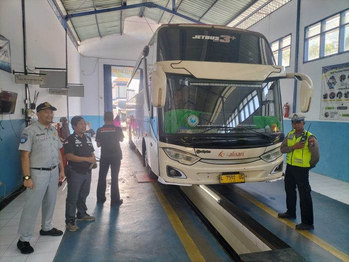 Jasa Raharja Bersama Kepolisian dan Dinas Perhubungan Lakukan Ramp Check Perusahaan Otobus Pengantar Jemaah Haji Kabupaten Sampang