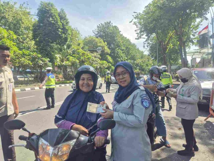 Edukasi Dan Tegur Masyarakat Tim Samsat Surabaya Selatan Gelar Operasi Gabungan Bersama Polsek Wonorkomo di Area Taman Bungkul