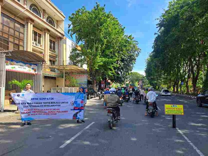 Jasa Raharja Surabaya Gelar Aksi Simpatik dengan Bagikan SOPESKES dan Snack