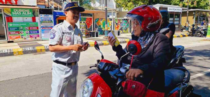 Tim FKLL Kota Madiun Gelar Aksi Simpatik Kolaborasi Imbau Masyarakat Bahaya Laka Lantas