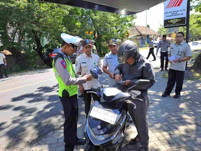 Tingkatkan Kepatuhan dan Keselamatan Transportasi Serta Upaya Peningkatan Pajak, Tim Samsat Magetan Ikut Operasi Gabungan