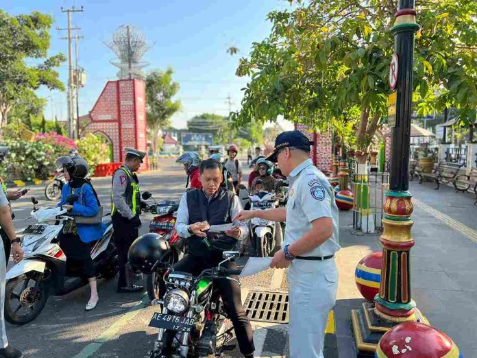 Sosialisasikan Pembebasan Denda Pajak dan Pelaksanaan Operasi Patuh Semeru, Tim Samsat Madiun Kota Gelar Operasi Gabungan