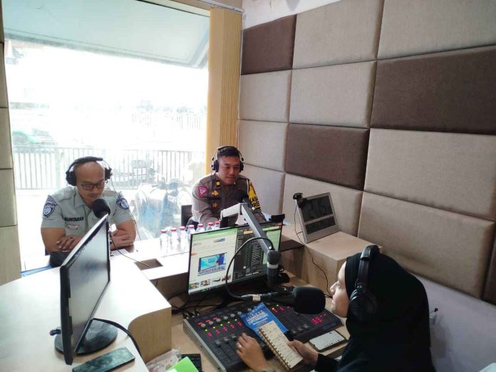 Sosialisasi Operasi Patuh Semeru 2024, Polres Jember Bersama Jasa Raharja Live di K Radio Jember