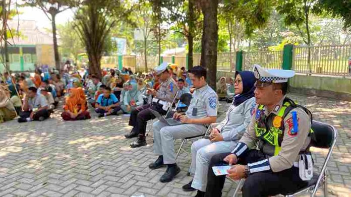 Jasa Raharja Kediri Edukasi Siswa Siswi SMKN 1 Plosoklaten Kediri Pentingnya Keselamatan Berlalu Lintas