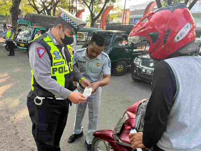 Tingkatkan Kepatuhan Pajak di Pacitan, Tim Samsat Pacitan Gelar Operasi Gabungan di Pasar Arjowinangun