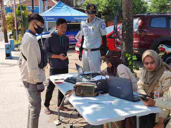 Jemput Bola Layanan Samsat, Tim Samsat Ponorogo Fasilitasi Wajib Pajak Saat Operasi Gabungan