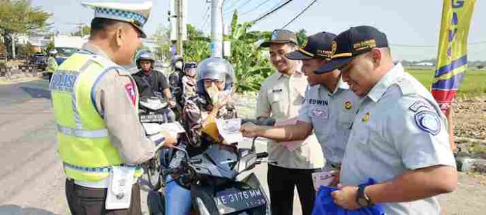 Sumringah, Pengemudi Tertib ini Terima Souvenir Pesan Keselamatan Jasa Raharja