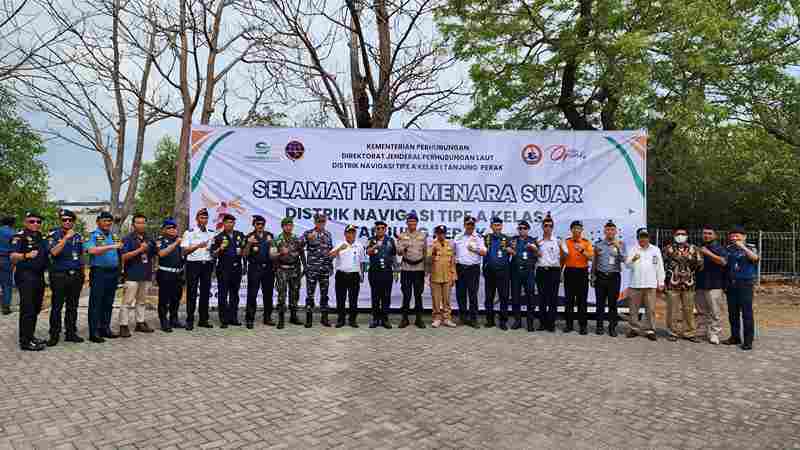 Kibarkan Merah Putih di Mercusuar Sembilangan Madura Disnav Tanjung Perak Peringati Hari Menara Suar Ke-10