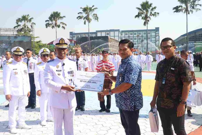 Momen Harhubnas PELNI Beri Beasiswa Taruna Berprestasi Poltekpel Surabaya