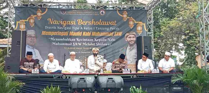 Berselimuti Mendung Hitam Navigasi Tanjung Perak Bersholawat