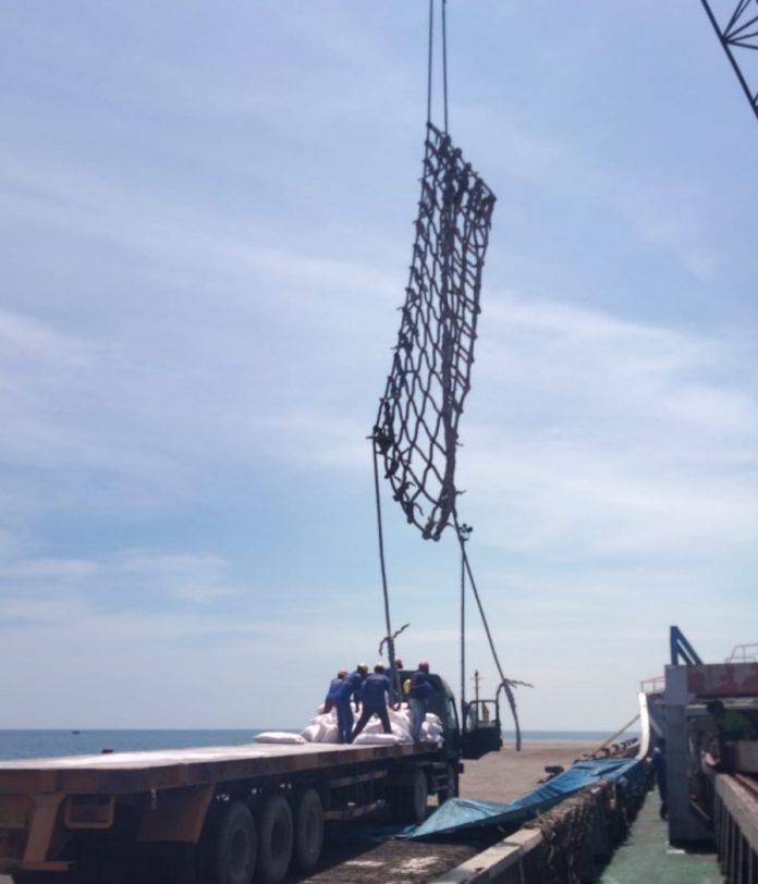 Bongkaran Pupuk di Pelabuhan DABN Jauh Panggang Dari Api